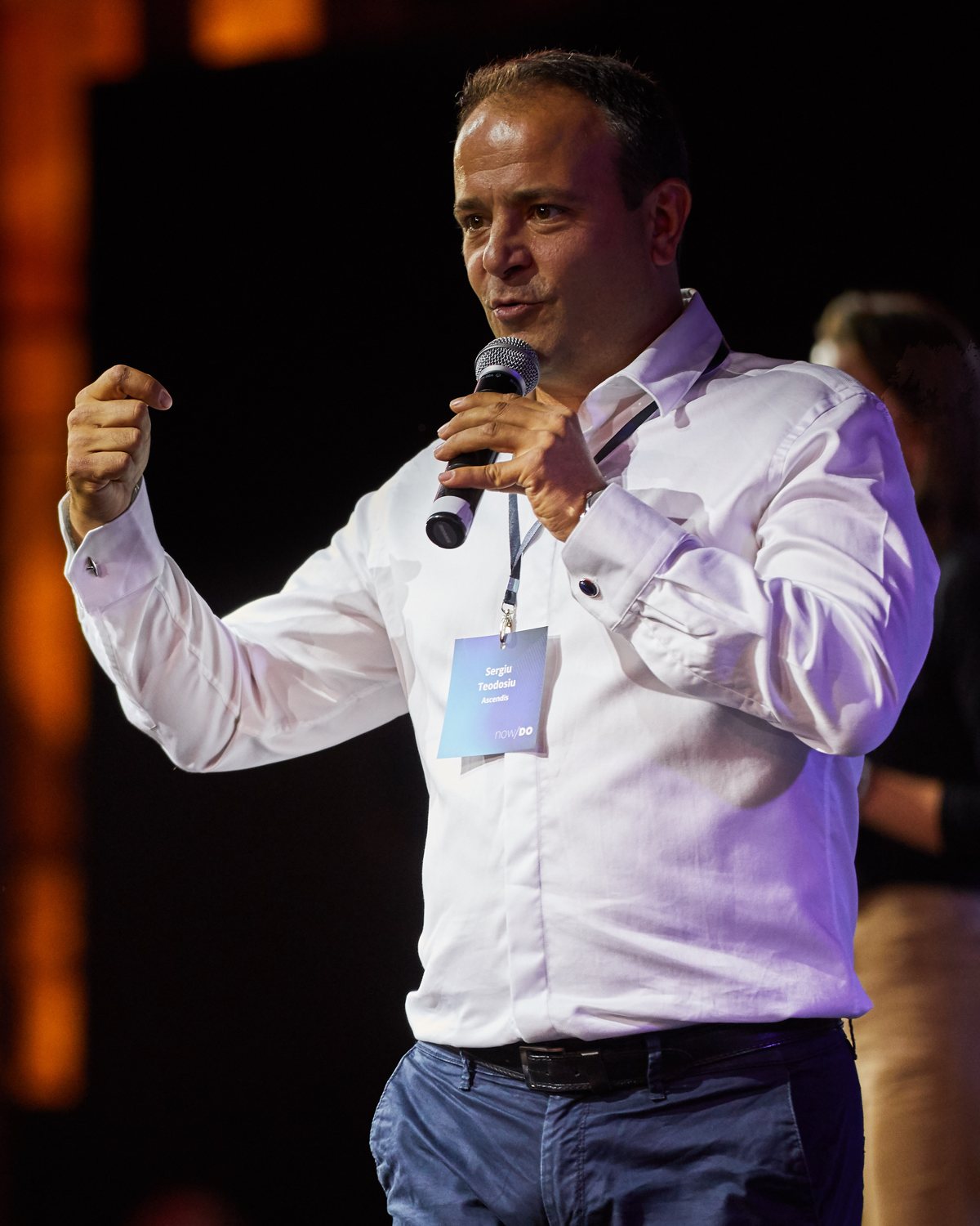 Sergiu Teodosiu pe scenă, cu microfonul